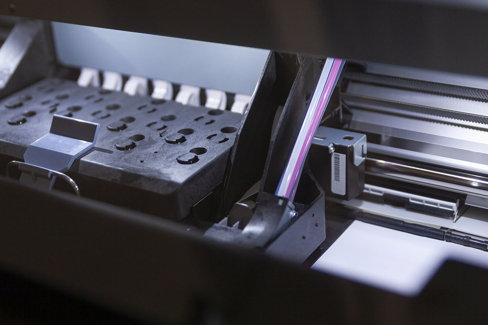 Werbetechnik Buling, Bochum, Ruhrgebiet, Beschriftungen, Digitaldruck, Leuchtreklame, Hauptbild mit Nahaufnahme einer Digitaldruckmaschine